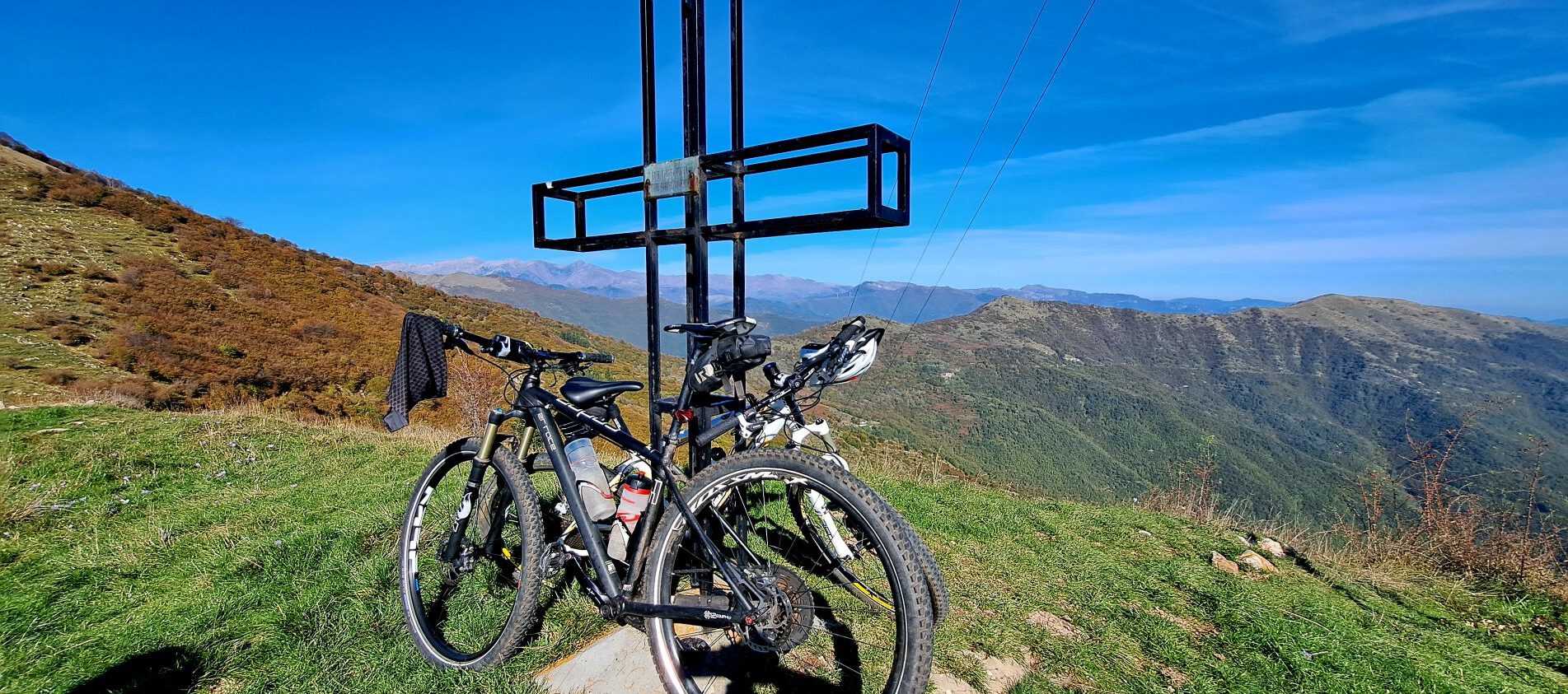 Biken in Ligurien, Fahraad am höchsten Punkt in den ligurischen Bergen