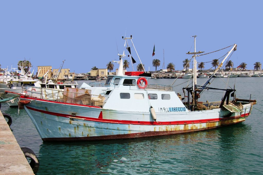 Fischerboot im Hafen Oneglia