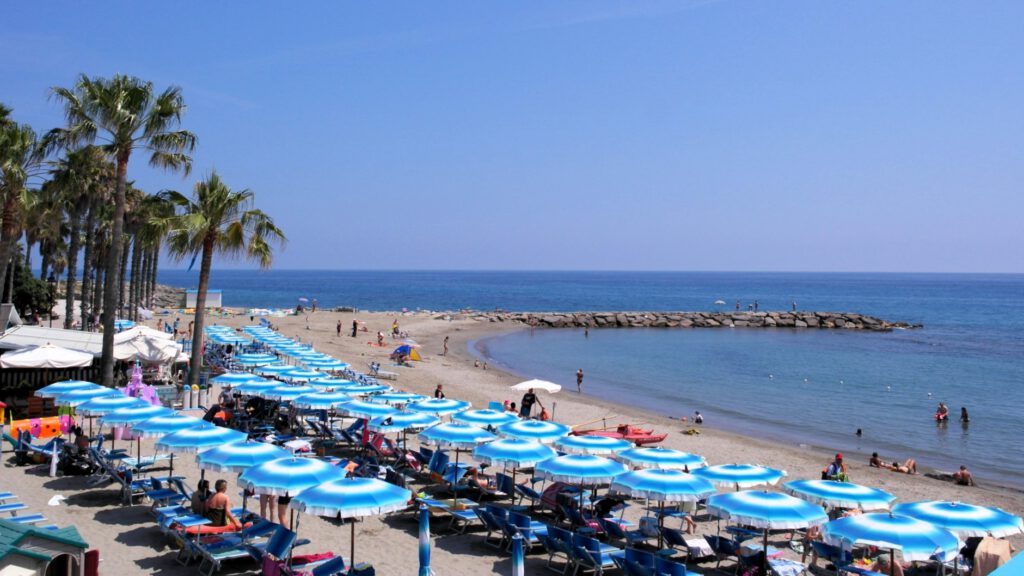San Lorenzo al Mare in Ligurien am Meer, schöner Sandstrand