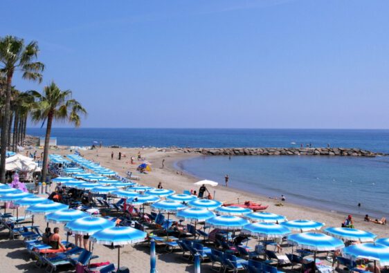San Lorenzo al Mare in Ligurien am Meer, schöner Sandstrand