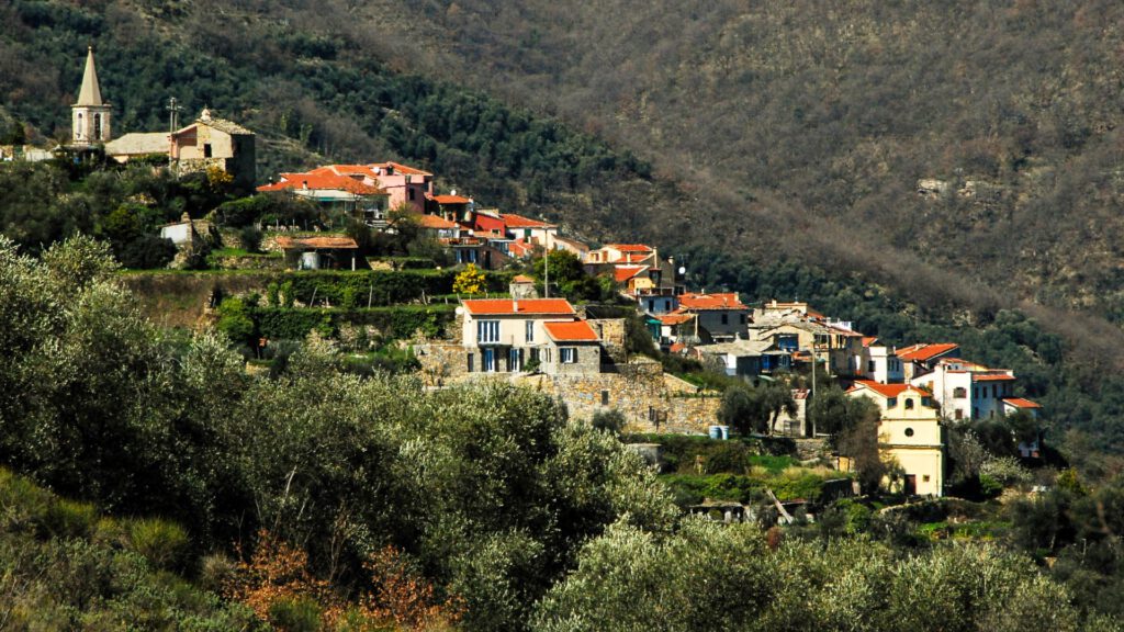 Valloria, Ligurien, Ort im Olivenhain